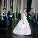 Prinsesse Astrid med Sjahen av Persia på vei inn til gallamiddag under statsbesøket i 1961. Bak følger Kong Olav og Dronning Farah Diba (Foto: NTB / Scanpix)